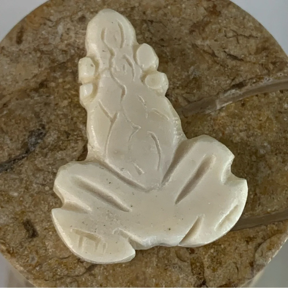Vintage Natural Bone Bead Frog Hand Carved Fetish Animal Toad Drilled 1.3